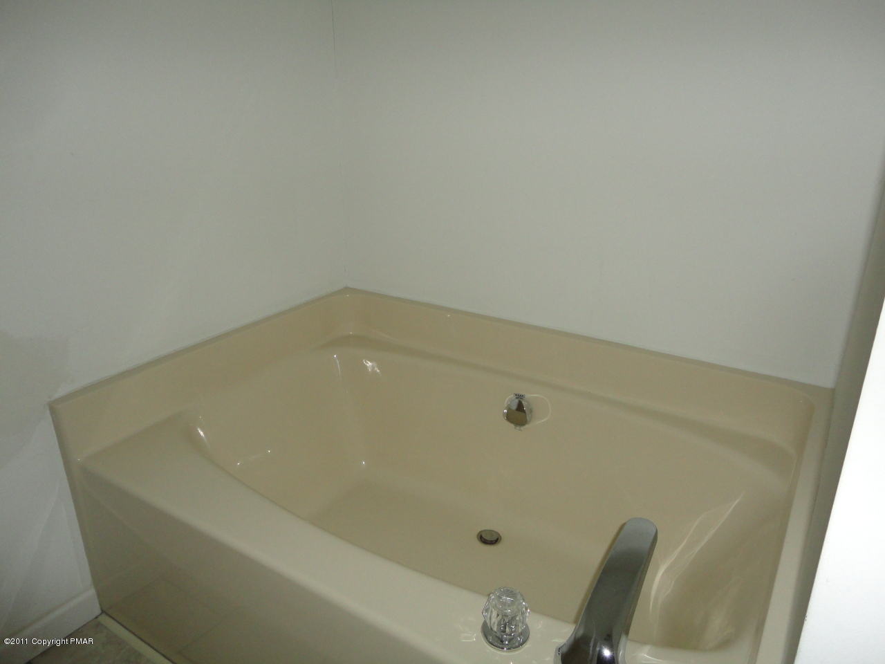 701 Mountain Road Albrightsville, PA 18210 - Photo 3 of 5 a bathroom with a tub