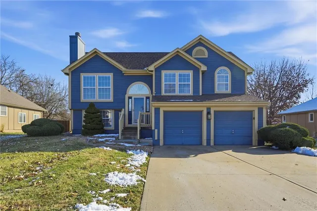 $359,900 | 713 South Sunset Lane, Raymore, MO 64083