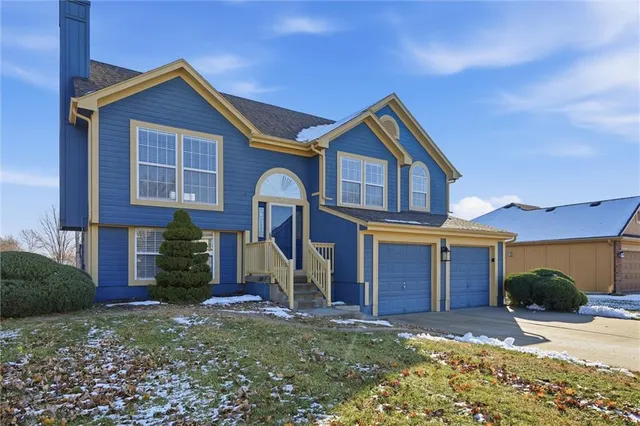 $359,900 | 713 South Sunset Lane, Raymore, MO 64083