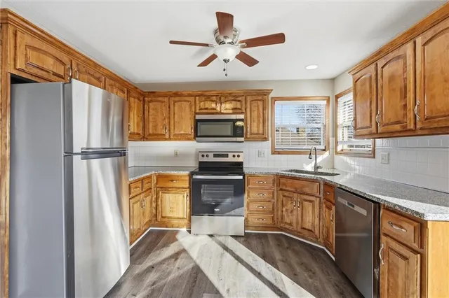 $359,900 | 713 South Sunset Lane, Raymore, MO 64083