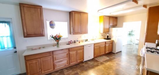 812 West Reeves Avenue Ridgecrest, CA 93555 - Photo 9 of 22 a spacious bathroom with a double vanity sink a mirror and a bathtub