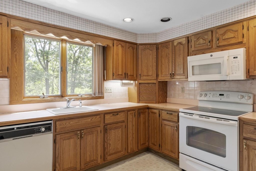 414 Grove Street Reading, MA 01867 - Photo 25 of 37