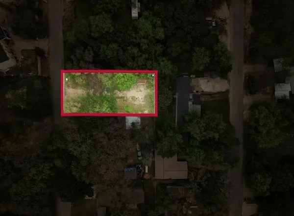 a view of a back yard