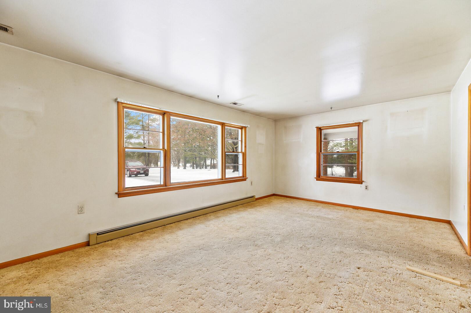 39088 Rodeffer Road Lovettsville, VA 20180 - Photo 11 of 31 Dining/Living Room