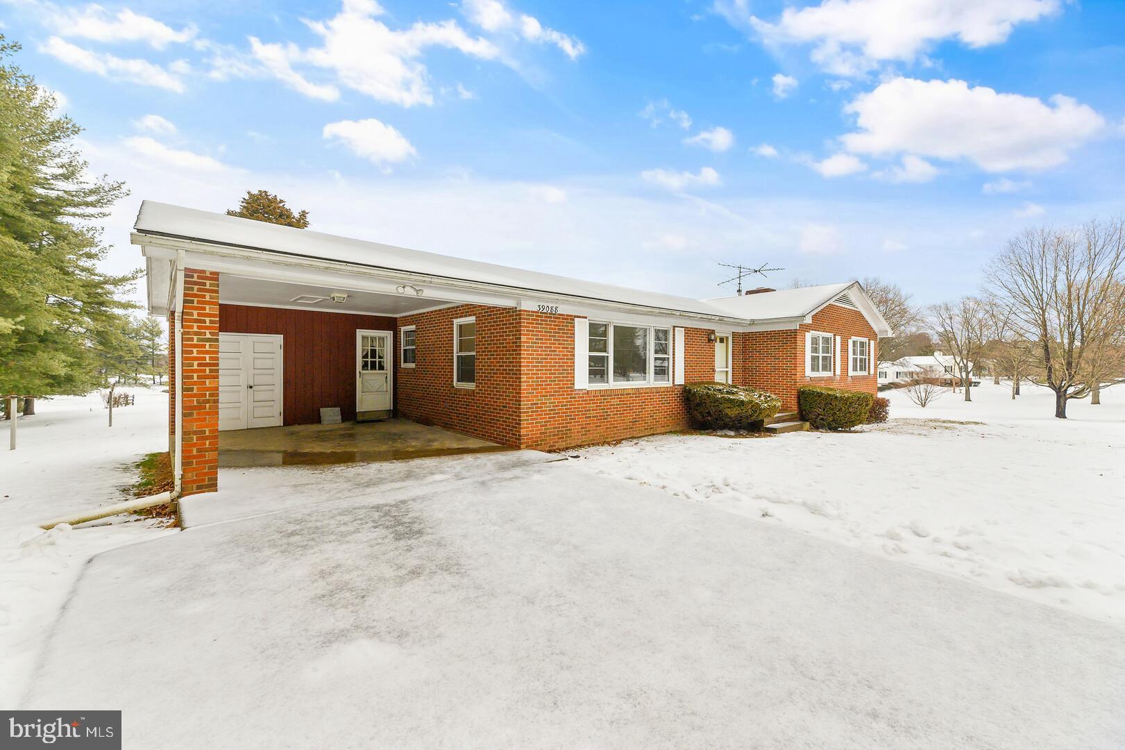 39088 Rodeffer Road Lovettsville, VA 20180 - Photo 4 of 31 Carport