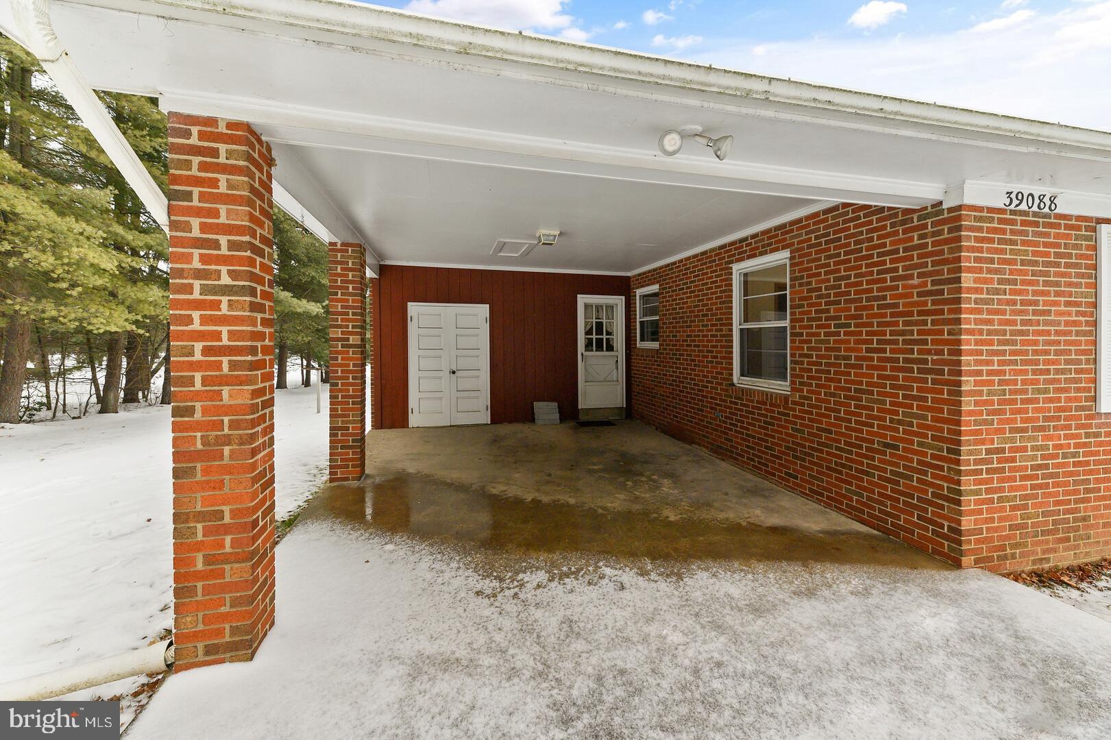 39088 Rodeffer Road Lovettsville, VA 20180 - Photo 5 of 31 Carport