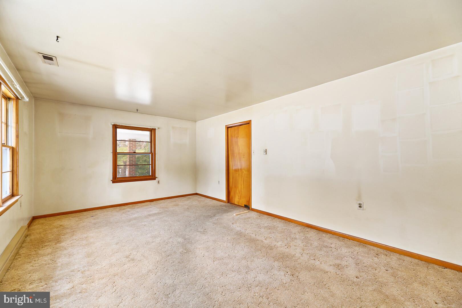 39088 Rodeffer Road Lovettsville, VA 20180 - Photo 10 of 31 Dining/Living Room