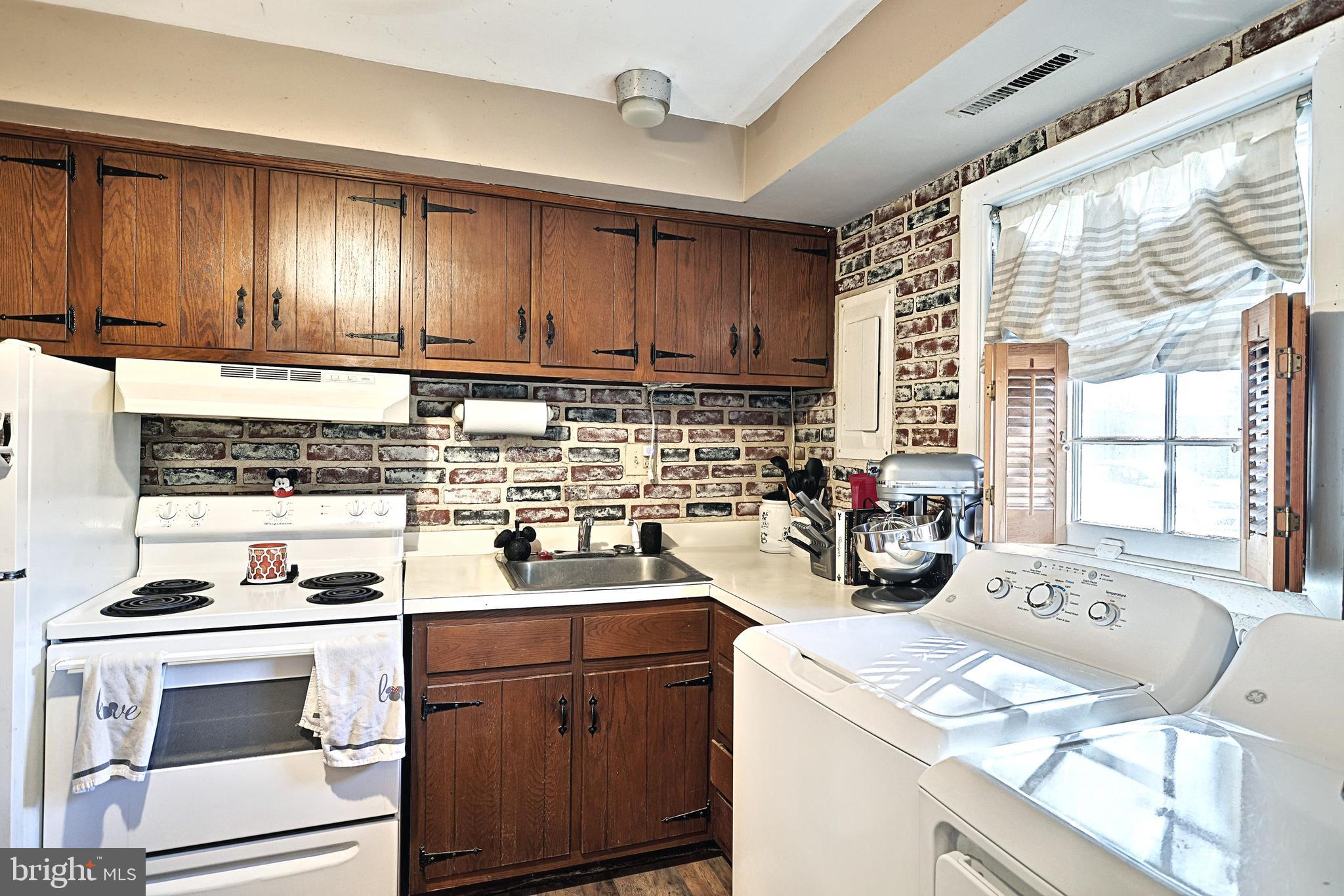 1607 Wogan Road York, PA 17404 - Photo 5 of 25