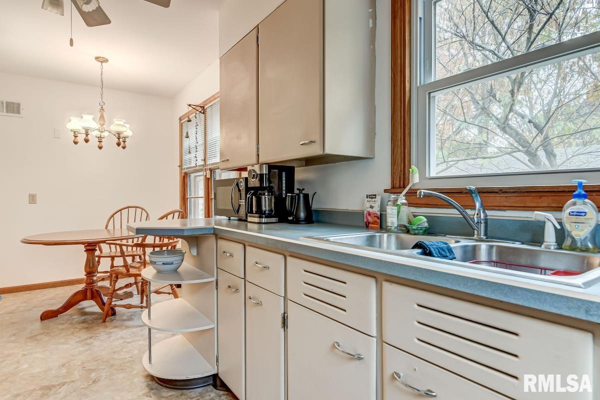 2016 South Douglas Avenue Springfield, IL 62704 - Photo 8 of 24 Gallery Image 8