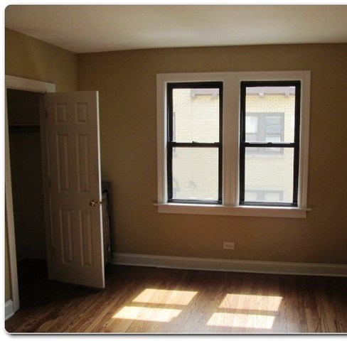 5655 North Spaulding Avenue, Unit 2W Chicago, IL 60659 - Photo 8 of 13 a view of an empty room with a window