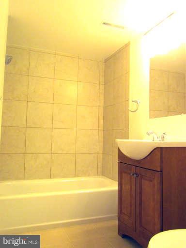 4806 Lindsay Road Baltimore, MD 21229 - Photo 13 of 28 Bath