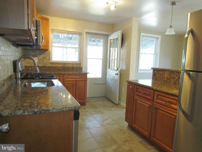 4806 Lindsay Road Baltimore, MD 21229 - Photo 20 of 28 Kitchen