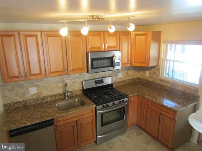 4806 Lindsay Road Baltimore, MD 21229 - Photo 5 of 28 Kitchen