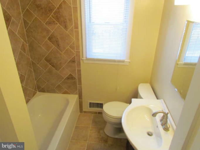 4806 Lindsay Road Baltimore, MD 21229 - Photo 9 of 28 Bath