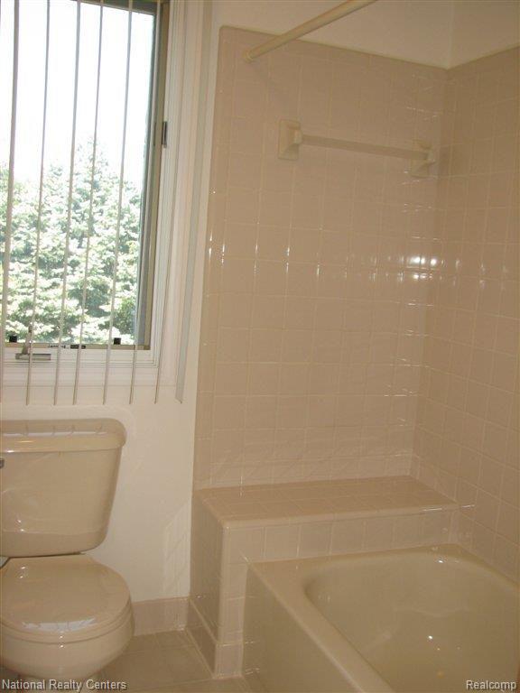 19079 Van Road Livonia, MI 48152 - Photo 17 of 20 Jack& Jill Bath