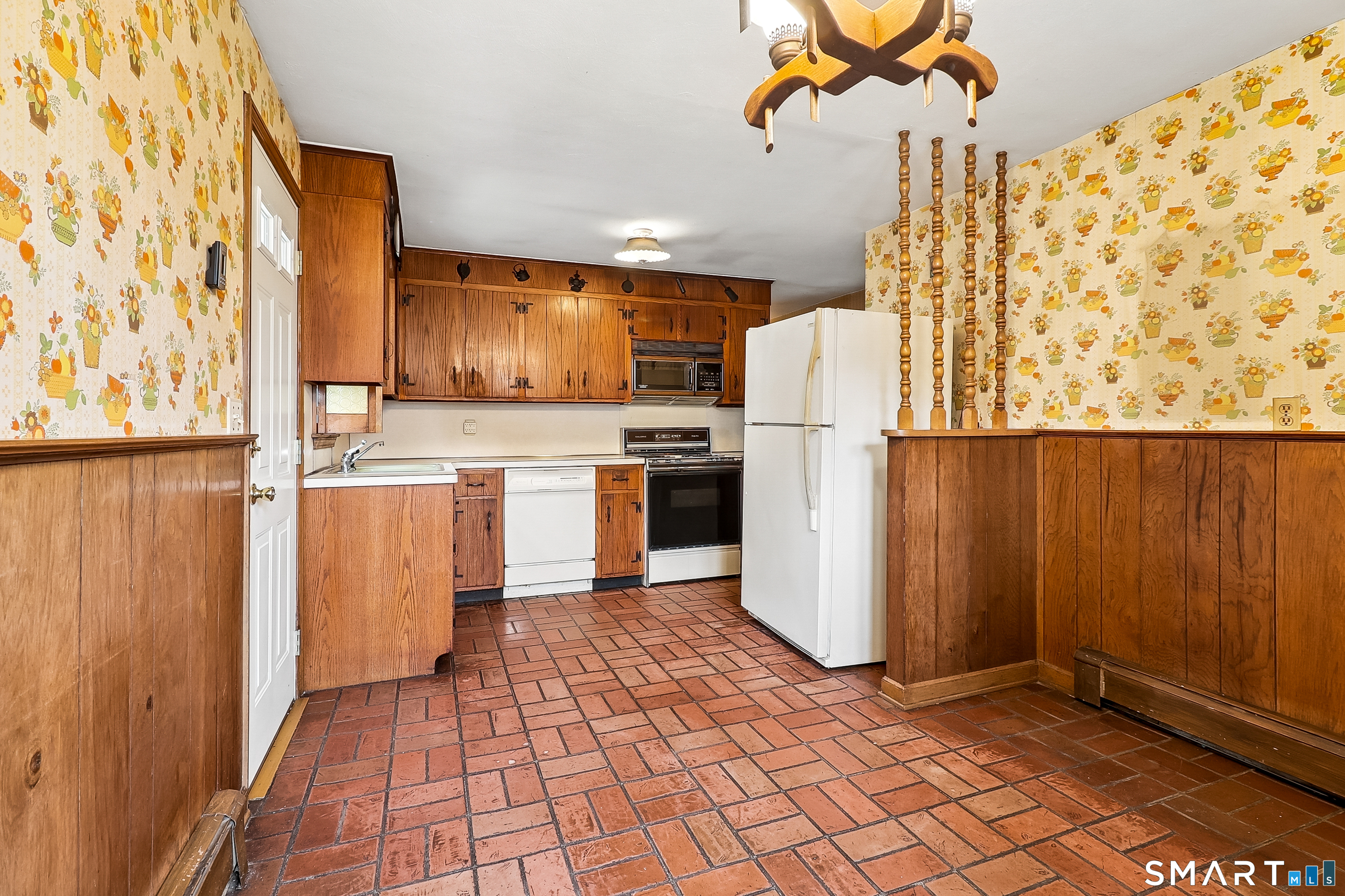 81 Shoreham Terrace Fairfield, CT 06824 - Photo 7 of 26