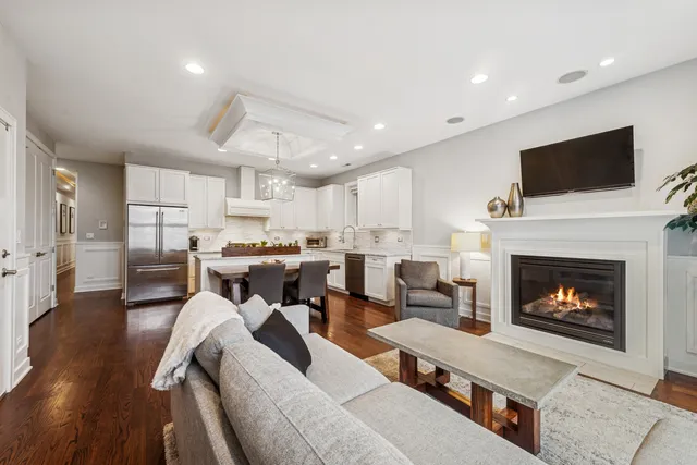 $650,000 | 2521 North Ashland Avenue, Unit 2S, Chicago, IL 60614