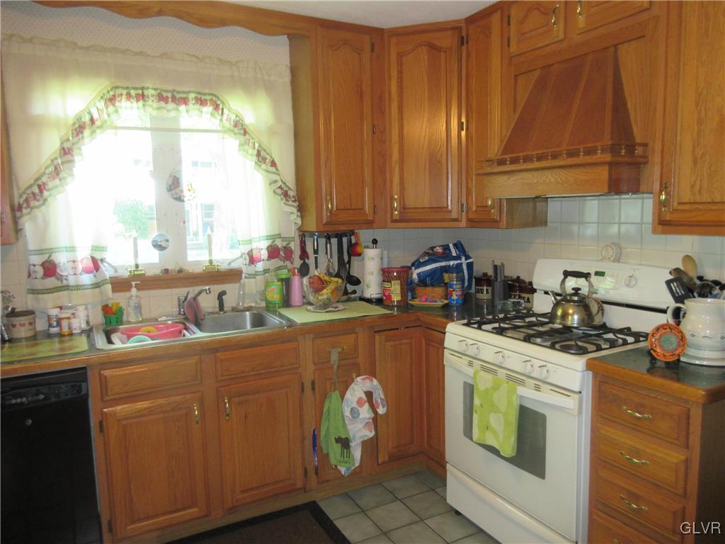 2233 Barrington Road Bethlehem, PA 18018 - Photo 5 of 40 Gallery Image 5