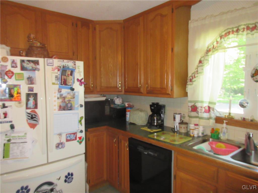 2233 Barrington Road Bethlehem, PA 18018 - Photo 6 of 40 Gallery Image 6
