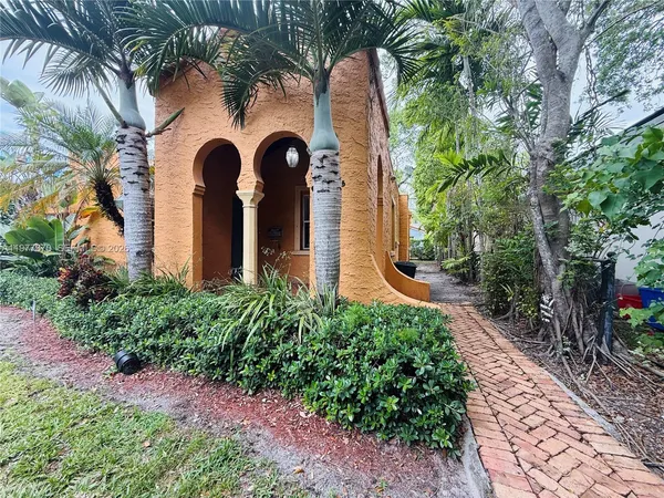 $4,800 | 725 Navarre Avenue, Unit 725, Coral Gables, FL 33134