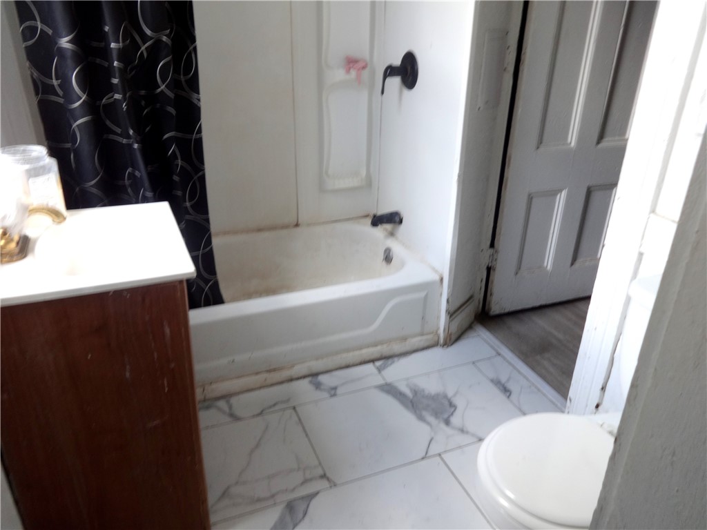 409 Central Park Rochester, NY 14605 - Photo 6 of 15 Bath Lower