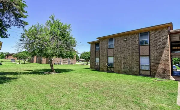 a view of a back yard of the house