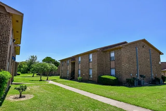 a view of a house with backyard and garden