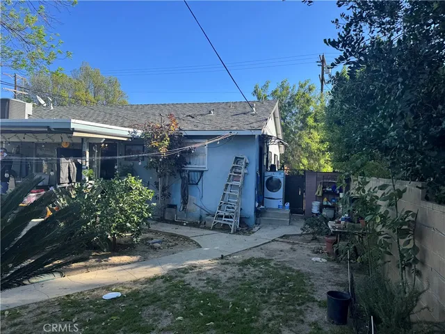a view of a backyard with plants