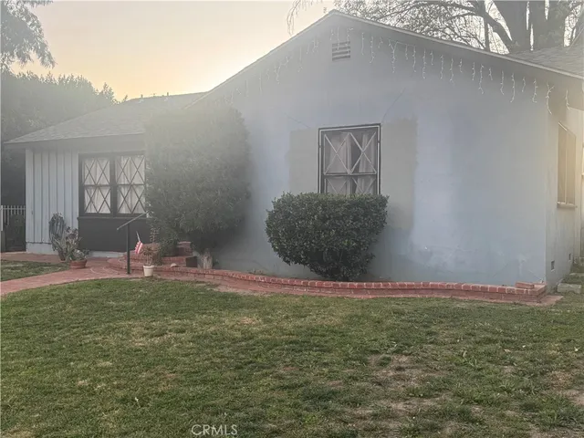 a house view with a outdoor space