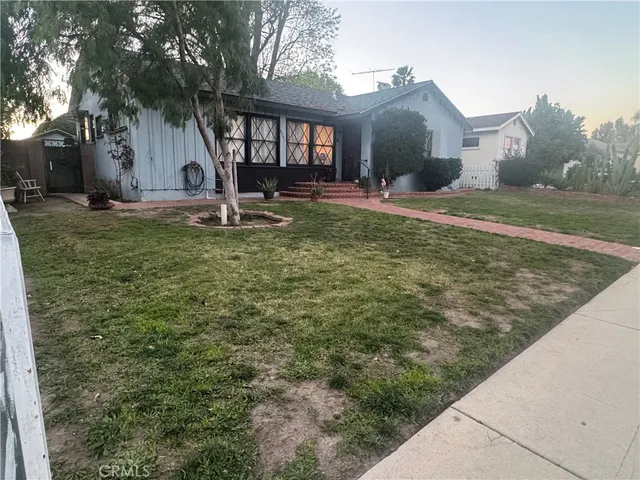 a view of a house with a yard