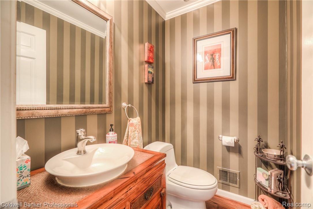 154 Hamilton Road Bloomfield Hills, MI 48301 - Photo 27 of 48 Powder room on first floor