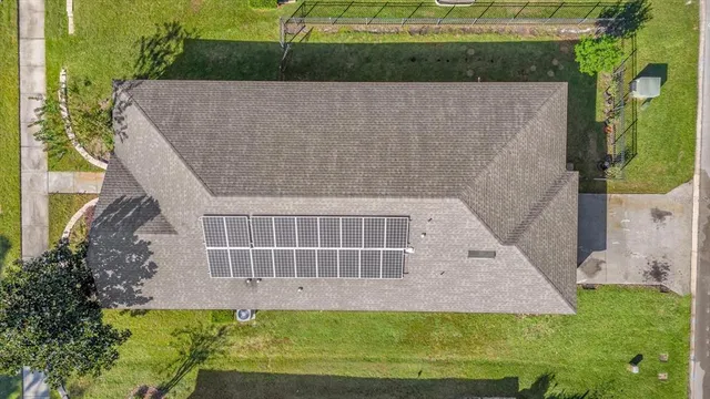 a view of a back yard