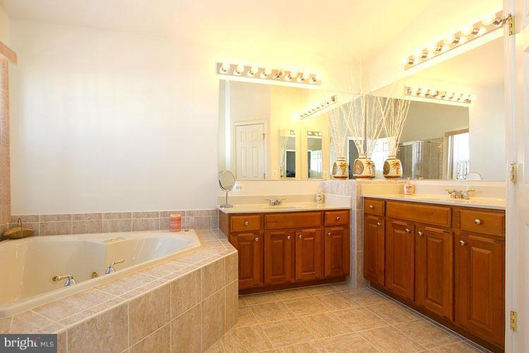 18416 Beechnut Way Boyds, MD 20841 - Photo 14 of 25 Bath (Master)