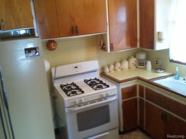 5152 Chase Road Dearborn, MI 48126 - Photo 12 of 15 KIT W APPLIANCES.jpg
