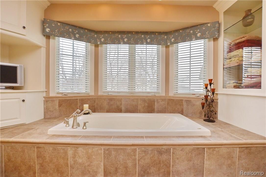 332 Drace Street Rochester, MI 48307 - Photo 18 of 28 Master Bath Tub
