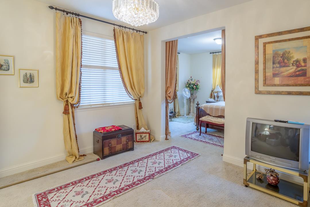 2563 Riviera Court Tulare, CA 93274 - Photo 28 of 31 a living room with furniture and a flat screen tv