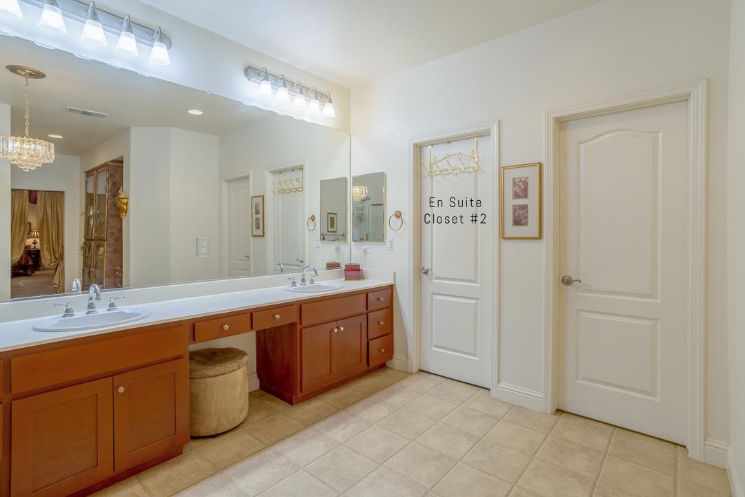 2563 Riviera Court Tulare, CA 93274 - Photo 7 of 31 a spacious bathroom with a double vanity sink a large mirror and a bathtub