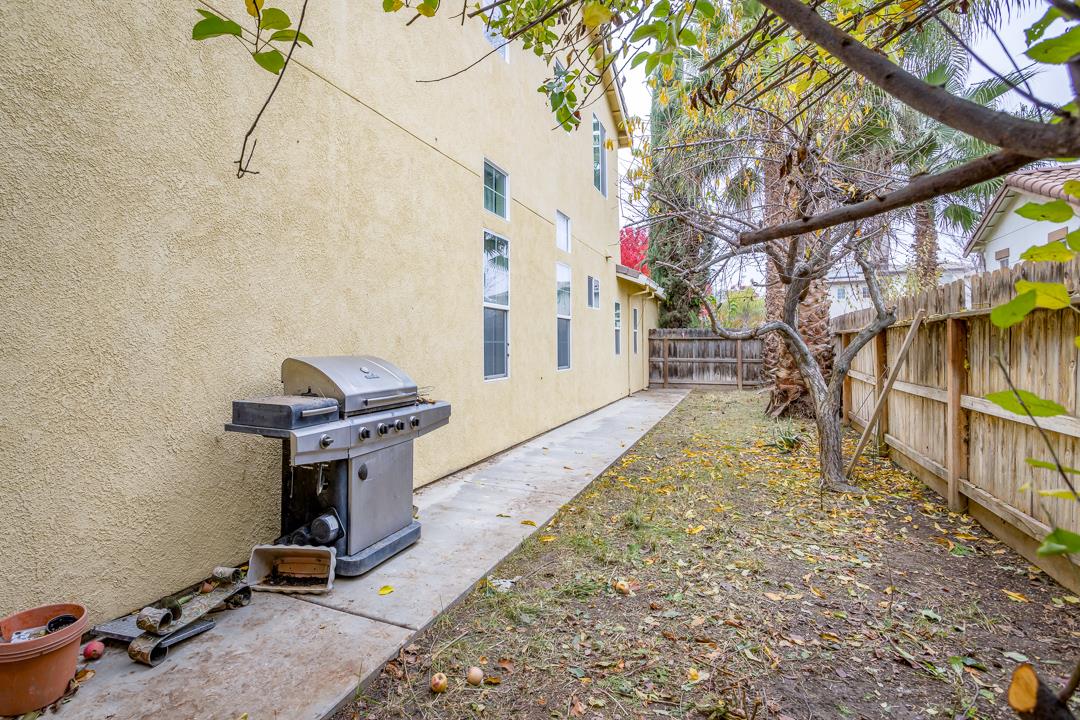 2563 Riviera Court Tulare, CA 93274 - Photo 10 of 31 a view of a backyard with sitting area