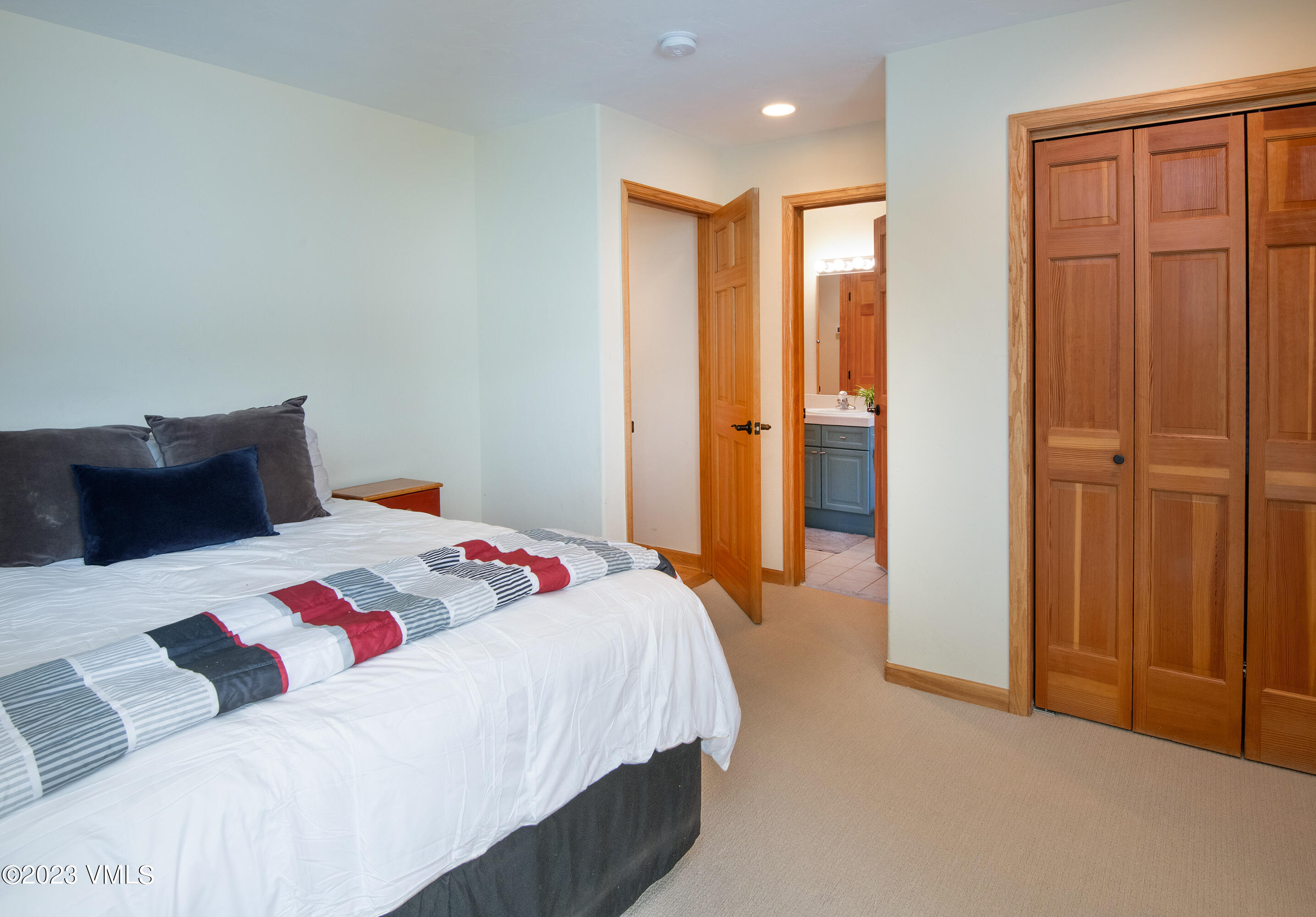 1471 Singletree Road Edwards, CO 81632 - Photo 38 of 47 a bedroom with a bed and a dresser