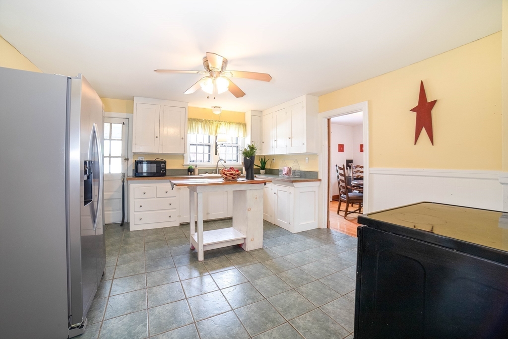 25 Dixfield Road Worcester, MA 01606 - Photo 12 of 26