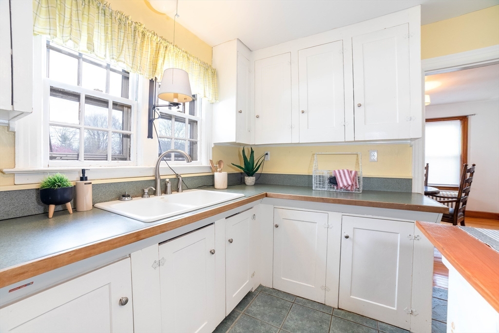 25 Dixfield Road Worcester, MA 01606 - Photo 9 of 26
