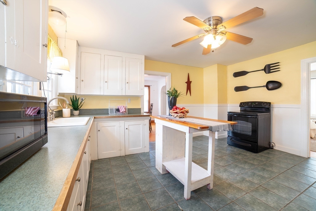 25 Dixfield Road Worcester, MA 01606 - Photo 10 of 26