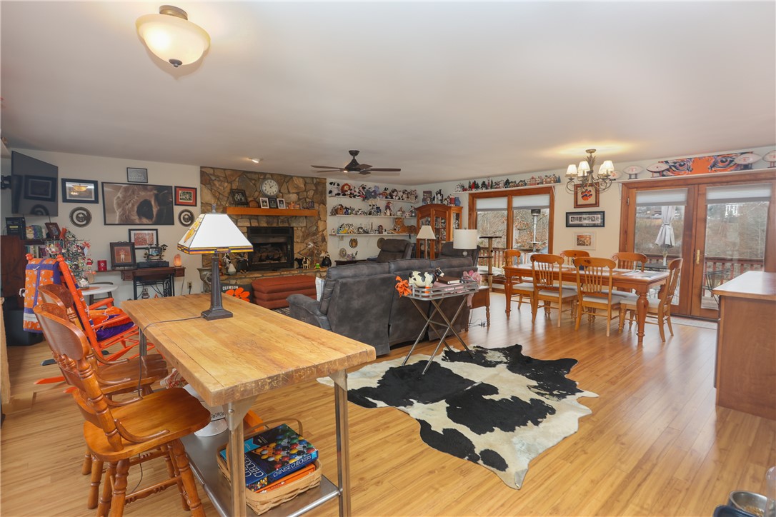 518 Inlet Drive Seneca, SC 29672 - Photo 15 of 48 Open / spacious great room.