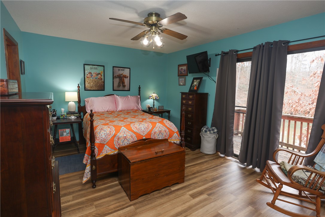 518 Inlet Drive Seneca, SC 29672 - Photo 22 of 48 Upstairs primary bedroom.