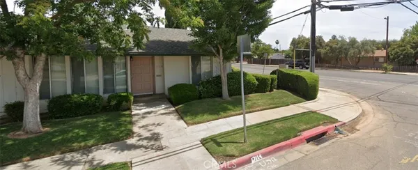 a view of a back yard