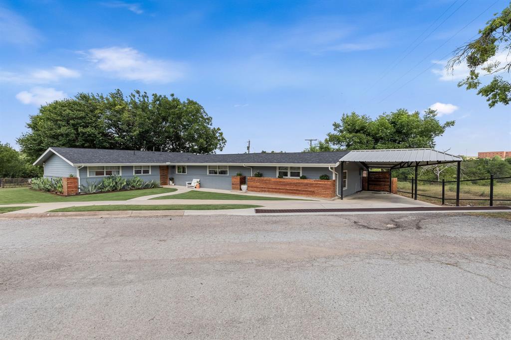 1613 South Cliff Street Decatur, TX 76234 - Photo 4 of 40