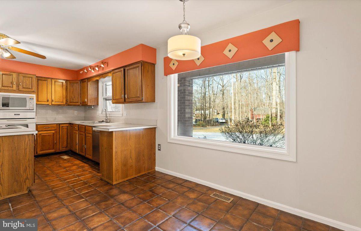 12620 Kahns Road Manassas, VA 20112 - Photo 27 of 68 Eat in kitchen