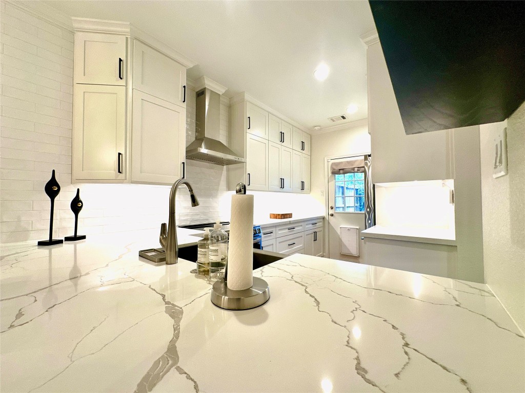 2001 Bering Drive, Unit 7L Houston, TX 77057 - Photo 16 of 33 a kitchen with sink and view