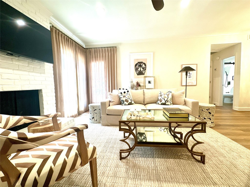 2001 Bering Drive, Unit 7L Houston, TX 77057 - Photo 2 of 33 a living room with furniture and a flat screen tv