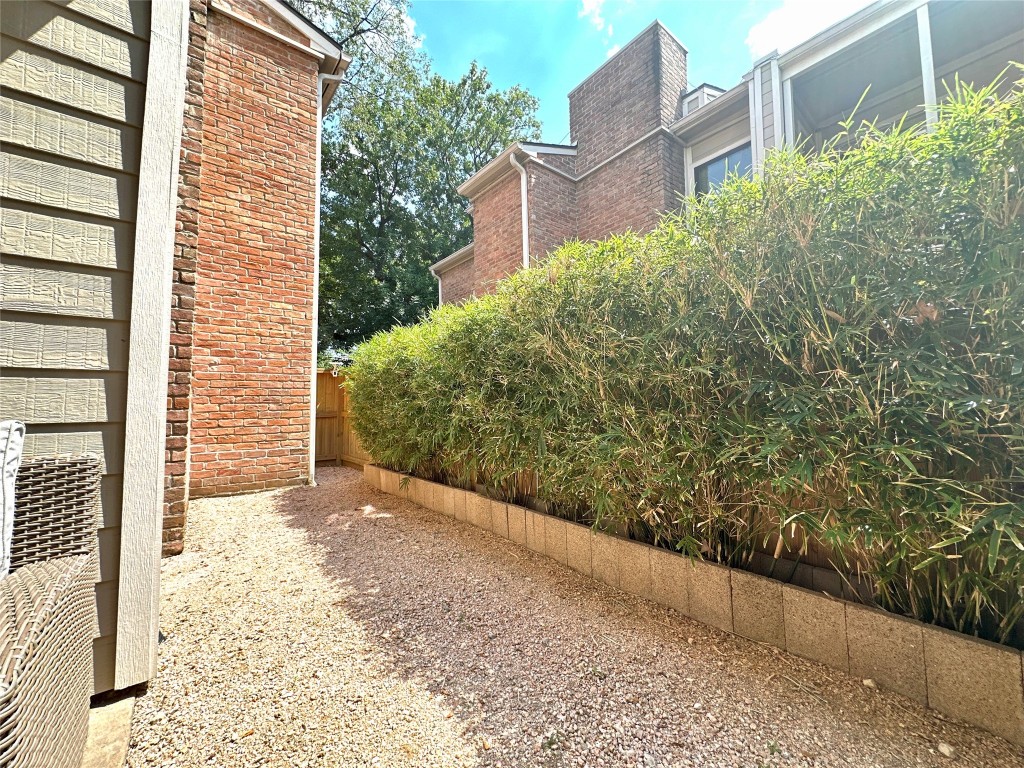 2001 Bering Drive, Unit 7L Houston, TX 77057 - Photo 23 of 33 a view of a pathway both side of house
